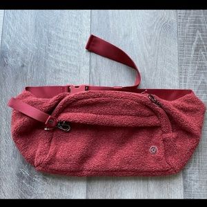 Lululemon on the beat belt bag Sherpa in heathered magma